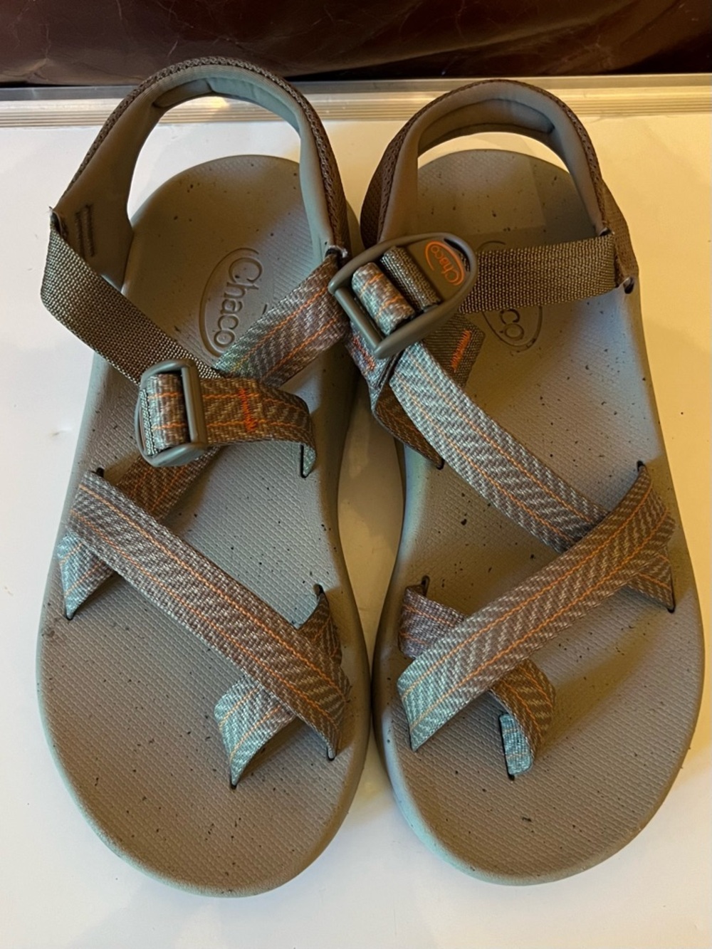 Chaco Men’s CushZ Toe-Loop Strappy Sport Outdoor Olive Green Orange Sandals Sz 7